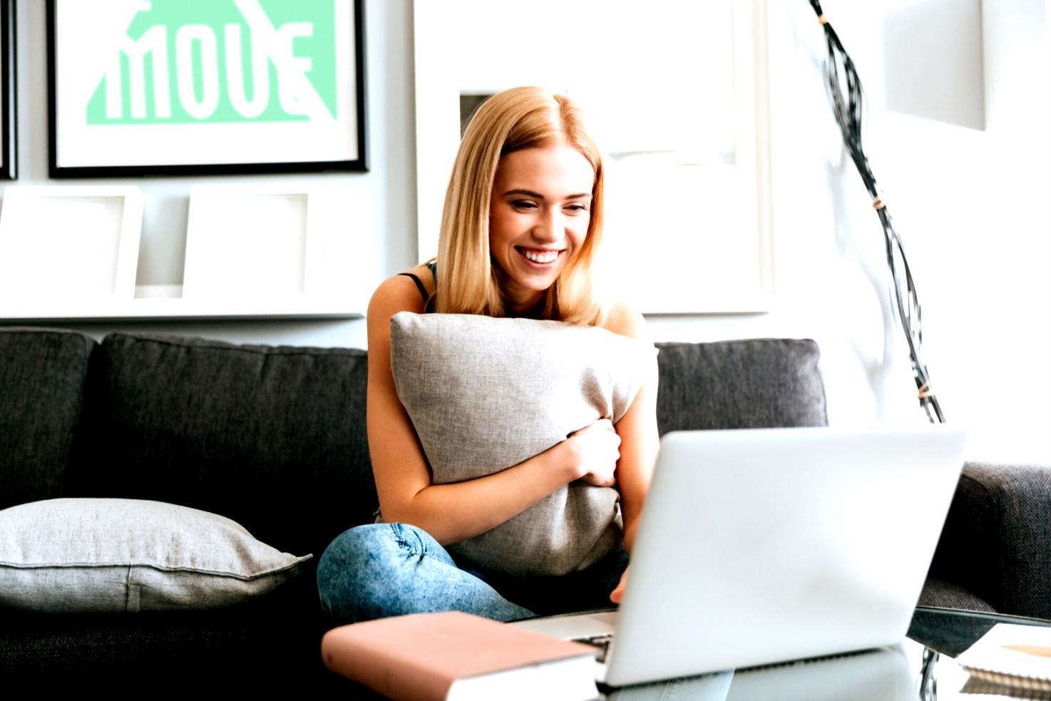 Equipo trabajando en estrategias financieras digitales